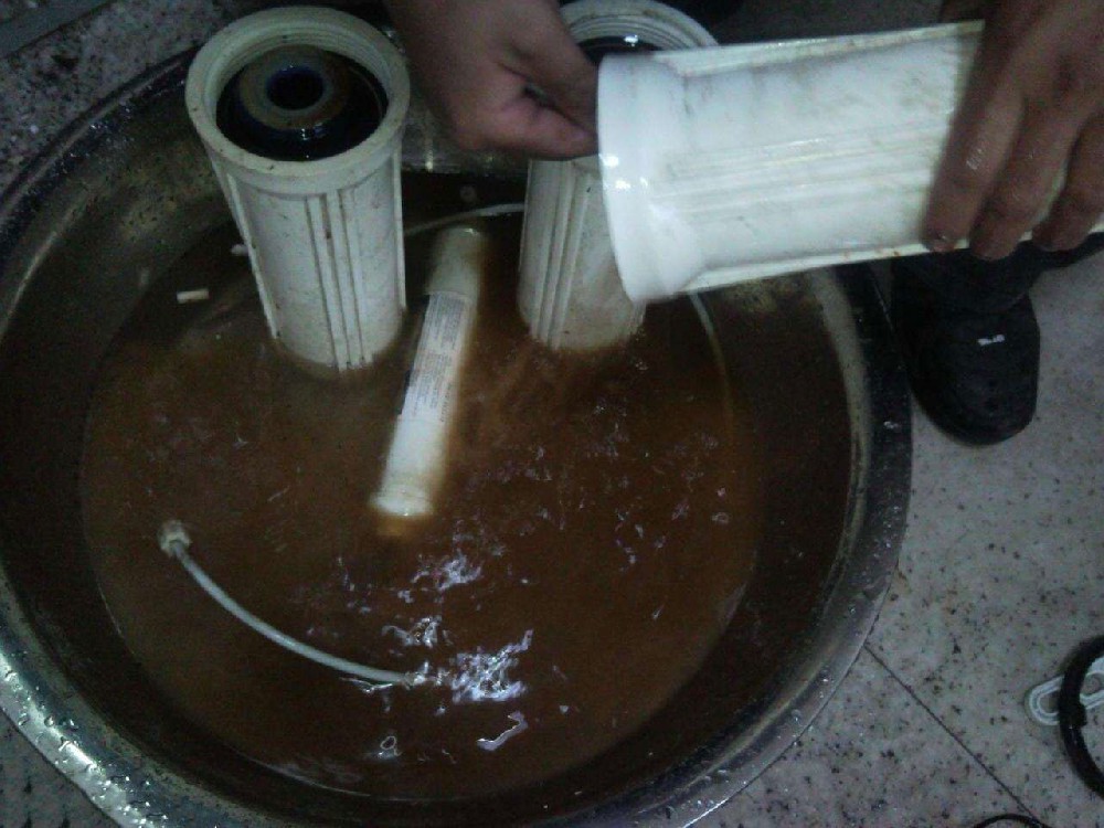 如何确定滤芯达到该更换的使用寿命？